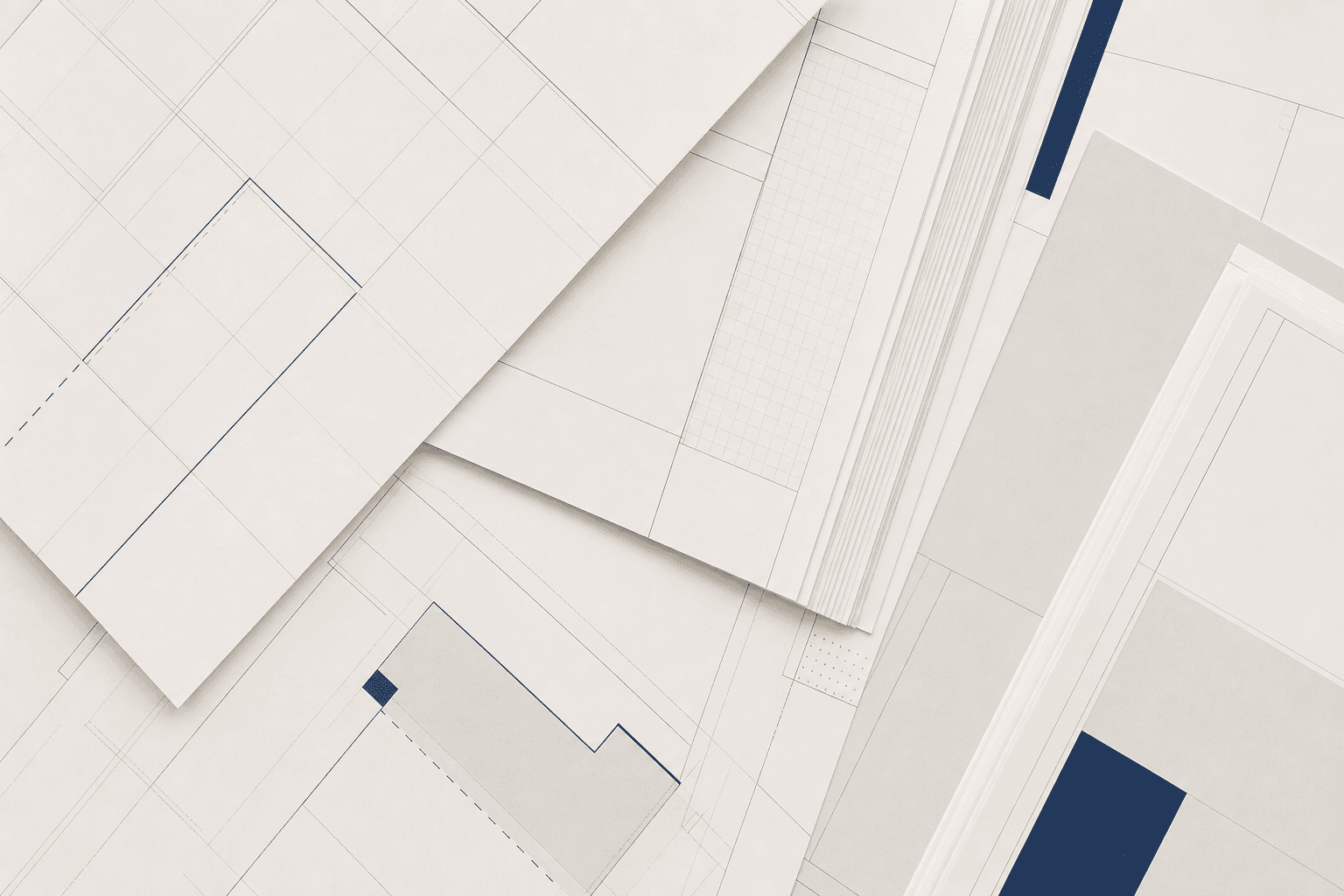 Feuilles de plans et de pièces écrites superposées, vues de dessus